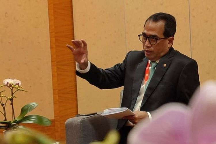 Menteri Perhubungan Budi Karya Sumadi yang menghadiri konferensi Changi Aviation Summit di Singapura, 17-18 Mei 2022. Turunkan harga tiket pesawat, Menhub minta bantuan pemda. 