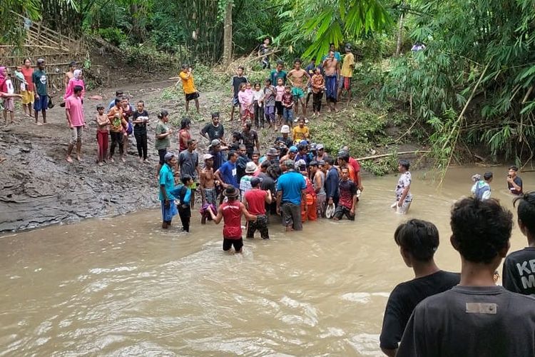 Yusuf Ibrahim (50), Korban meninggal terseret banjir saat dievakuasi ke rumah duka di Desa Dena, Kecamatan Madapangga, Kabupaten Bima, Jumat (3/2/2023).