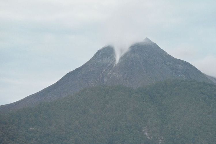 Visual Gunung Lewotobi Laki-laki pada Jumat (19/4/2024)
