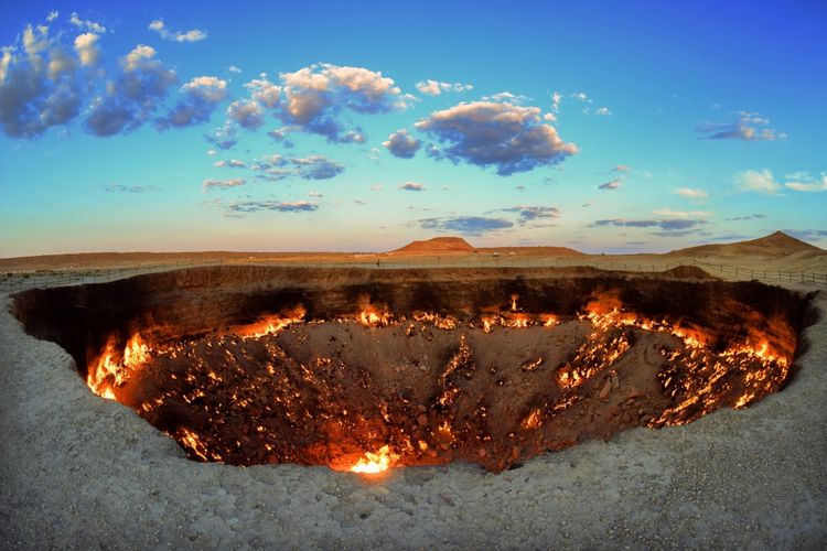 Presiden Turkemnistan Gurbanguly Berdymukhamedov menuntut para pejabat memadamkan api di kawah gas Darvaza di tengah gurun Karakum.
