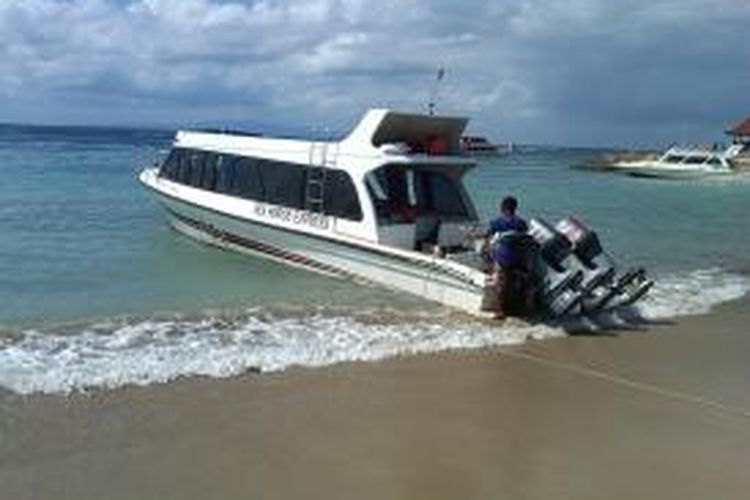 Perahu motor Sea Horse Ekspress I yang menyemburkan api di bagian mesin saat akan berangkat dari Sanur menuju Nusa Lembongan masih bersandar di Pantai Sanur, Sabtu (6/7/2013).