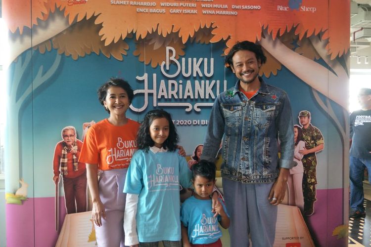 Widi Mulia dan Dwi Sasono bersama dua anak mereka dalam jumpa pers film Buku Harianku di Plaza Indonesia, Jakarta Pusat, Senin (9/3/2020).