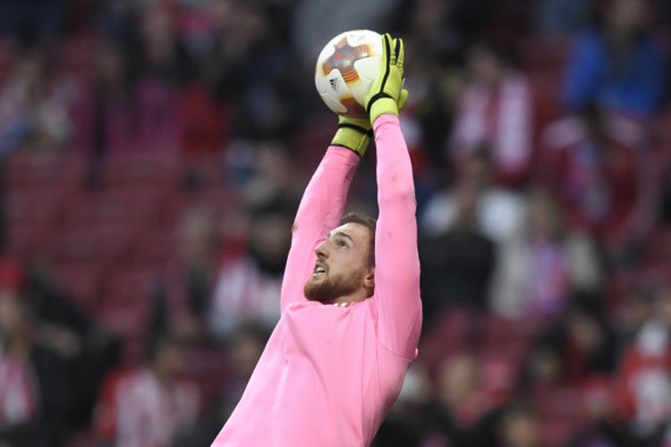 Kiper Atletico Madrid, Jan Oblak, melakukan pemanasan menjelang laga kedua semifinal Liga Europa melawan Arsenal, 3 Mei 2018 di Stadion Wanda Metropolitano, Madrid.