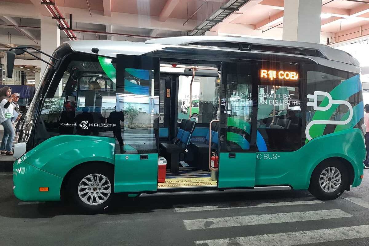 Angkutan umum listrik uji coba mengangkut penumpang di Surabaya, Rabu (8/11/2023)
