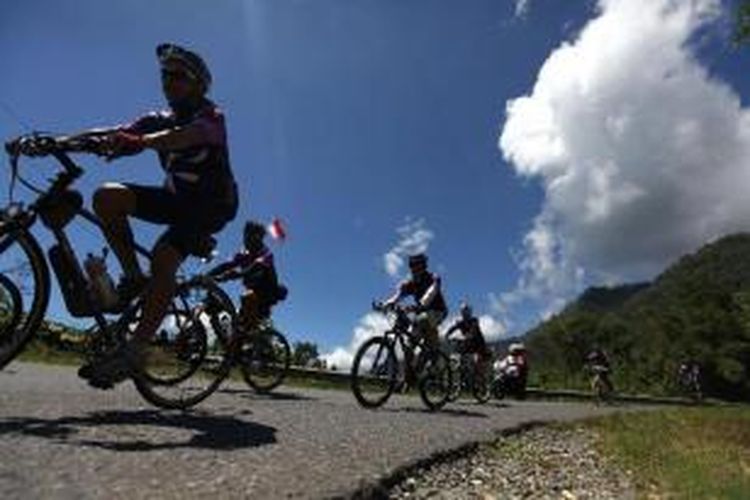 Tim Jelajah Sepeda Kompas Manado-Makassar memasuki tanjakan tajam di Lolak, Kabupaten Bolaang Mongondow, Sulawesi Utara, Rabu (20/8/2014). Etape III ini menempuh jarak sekitar 90 kilometer dari Lolak menuju Boroko.