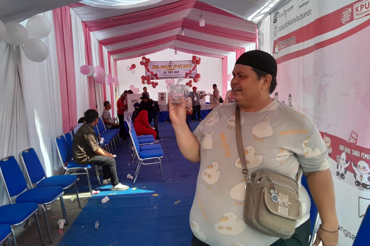 Foto: Warga mendapatkan hadiah setelah mencoblos di TPS 001 Kelurahan Patokan, Kecamatan Situbondo, Kabupaten Situbondo, Provinsi Jawa Timur pada Rabu (14/2/2024).