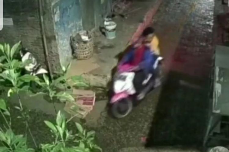 Tangkapan layar akun @kontributorjakarta yang memuat aksi maling motor di kawasan Green Garden, Kedoya Utara, Kebon Jeruk, Jakarta Barat pada Selasa (9/3/2021).