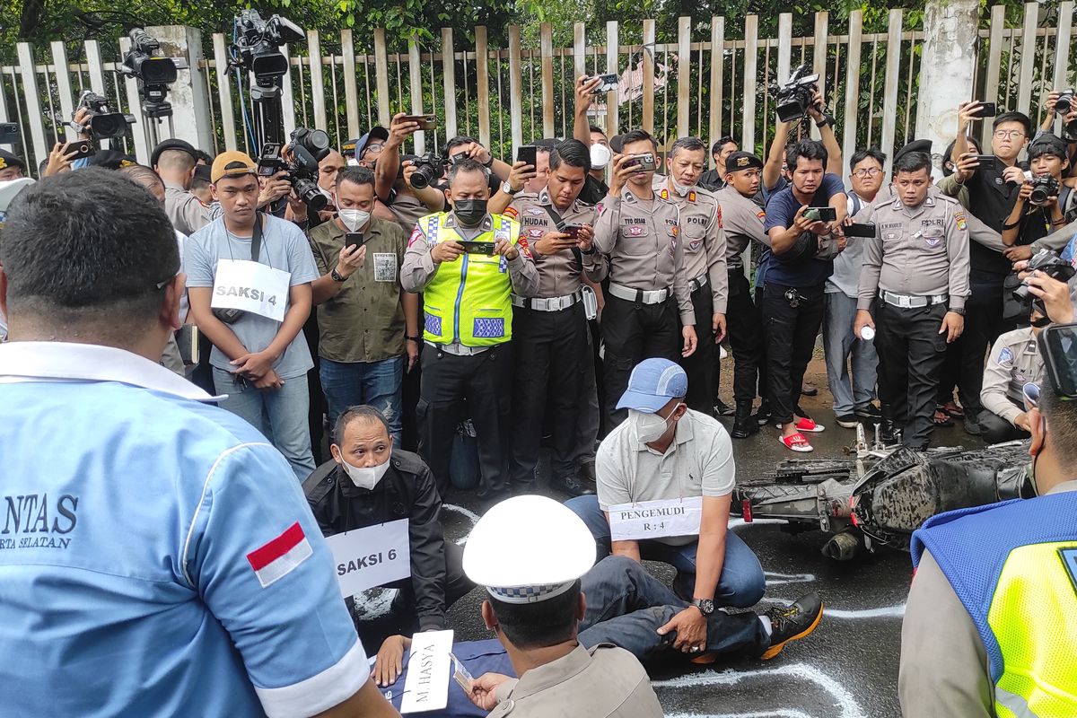 Pensiunan Polri AKBP (purn) Eko Setia Budi Wahono saat memerankan rekonstruksi ulang kasus kecelakaan antaranya dirinya dengan mahasiswa Universitas Indonesia (UI) M Hasya Attalah di Jalan Srengseng Sawah, Jagakarsa, Jakarta Selatan, Kamis (2/2/2023).