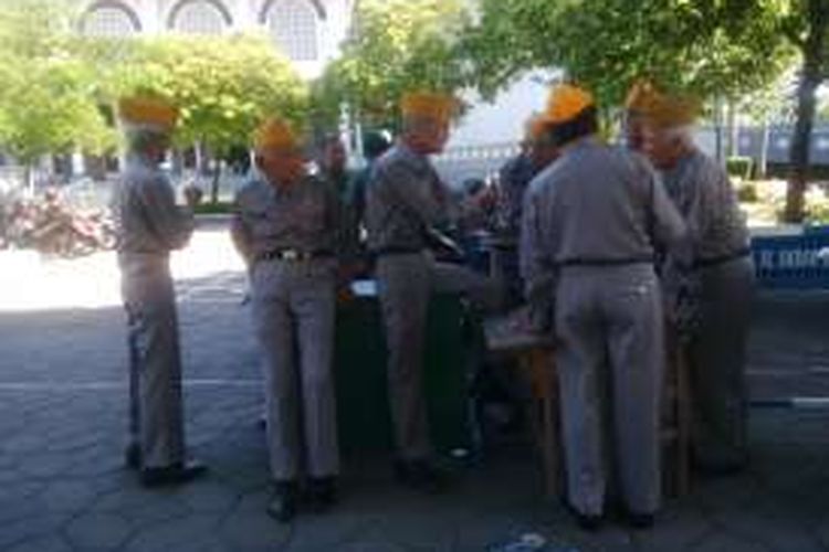 Veteran menunggu kedatangan jenazah istri Bung Tomo di halaman Masjid Al Akbar, Surabaya, Rabu (31/8/2016).