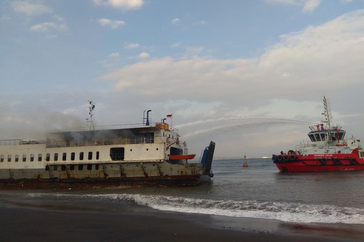 Proses pemadaman kapal yang terbakar di Selat Bali Kamis (17/5/2018).