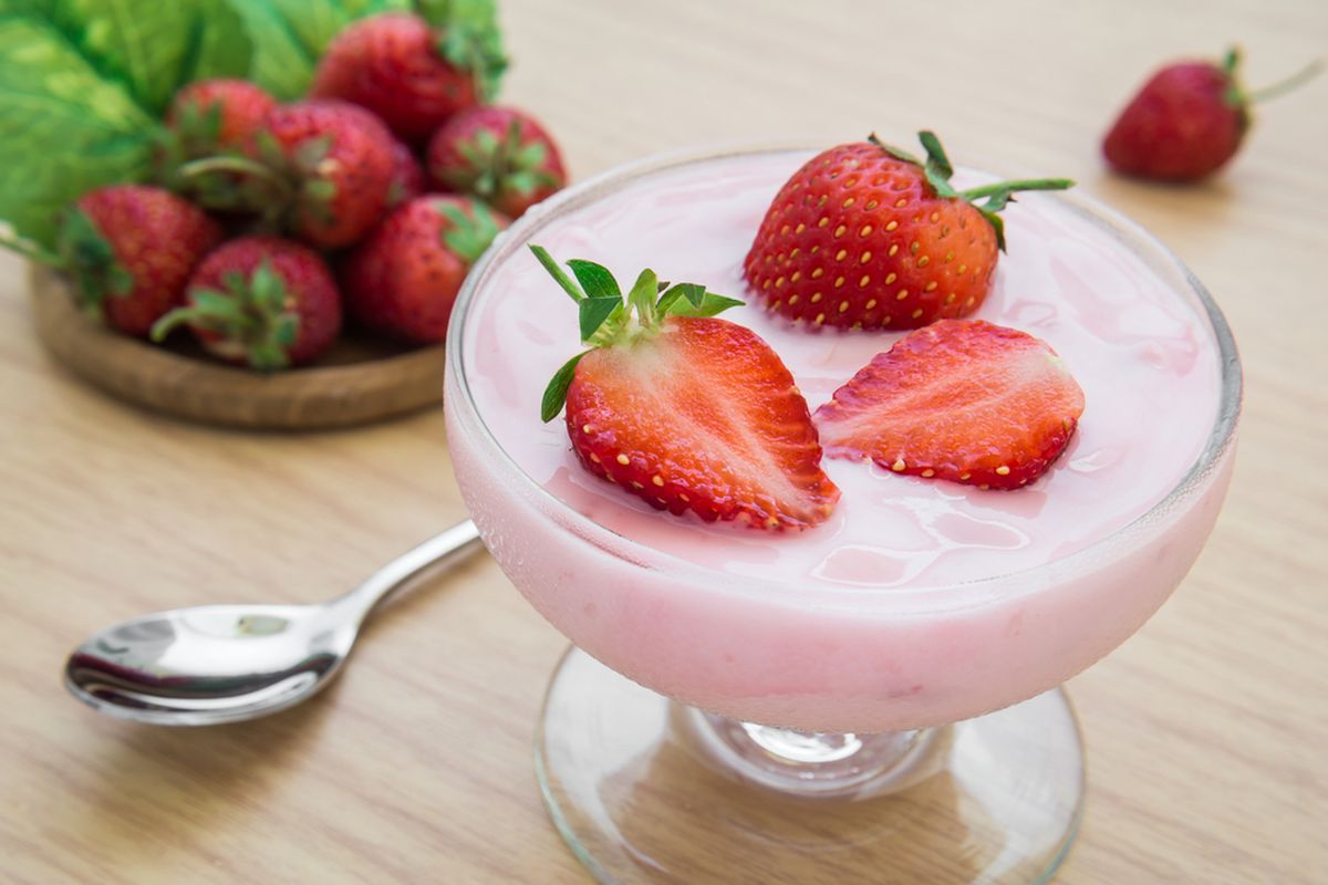 Ilustrasi yoghurt stroberi. 