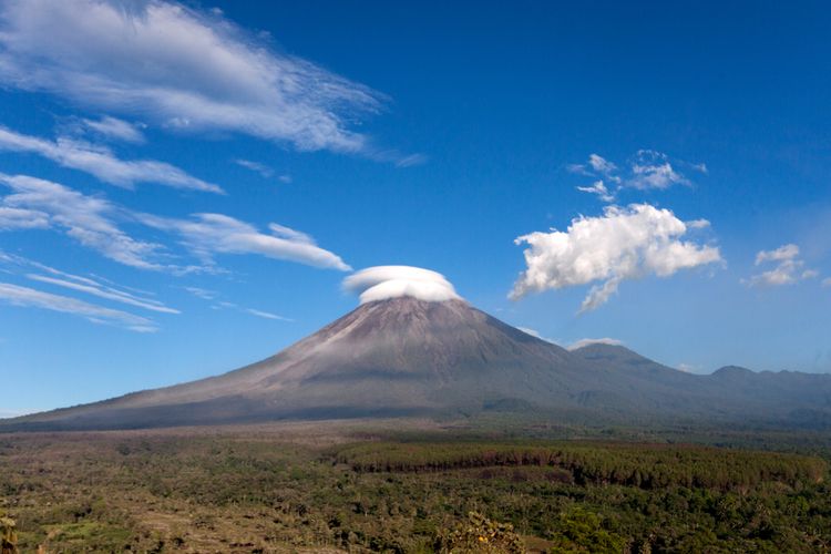 Gunung Semeru, salah satu bentang alam yang terdapat di Jawa Timur