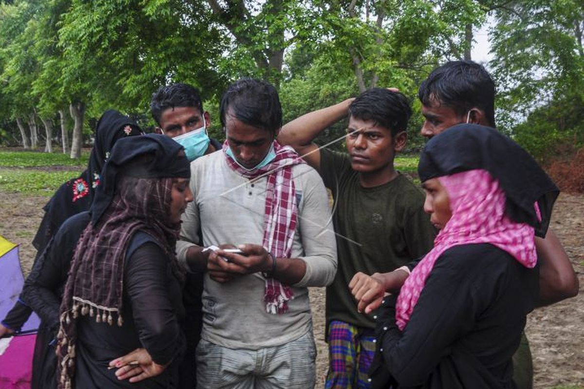 A number of Rohingya ethnic immigrants are in the coastal area of Kuala Simpang Ulim, Simpang Ulim, East Aceh, Aceh, Friday, June 4.  A total of 81 ethnic Rohingya immigrants were stranded in the Kuala Simpang Ulim area at 7 am local time.