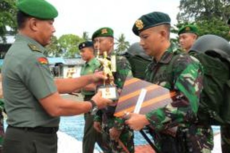 Kasdam XVI Pattimura, Brigjen TNI Tory Johar Banguntoro prajurit TNI BKO dari kesatuan yonif 643 Kodam Tanjungpura dan prajurit bataliyon Armed 9 Pasopati divisi I Kostrad di lapngan  Lantamal IX Halong Ambon, Rabu (30/4/2014).