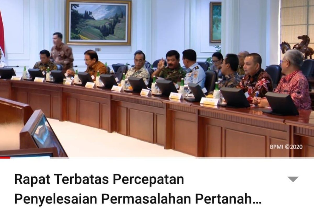 Menteri Perhubungan Budi Karya Sumadi dan Menteri ATR/Kepala BPN Sofyan A Djalil duduk bersebelahan, menghadiri rapat terbatas Percepatan Penyelesaian Permasalahan Pertanahan, Rabu (11/4/2020).