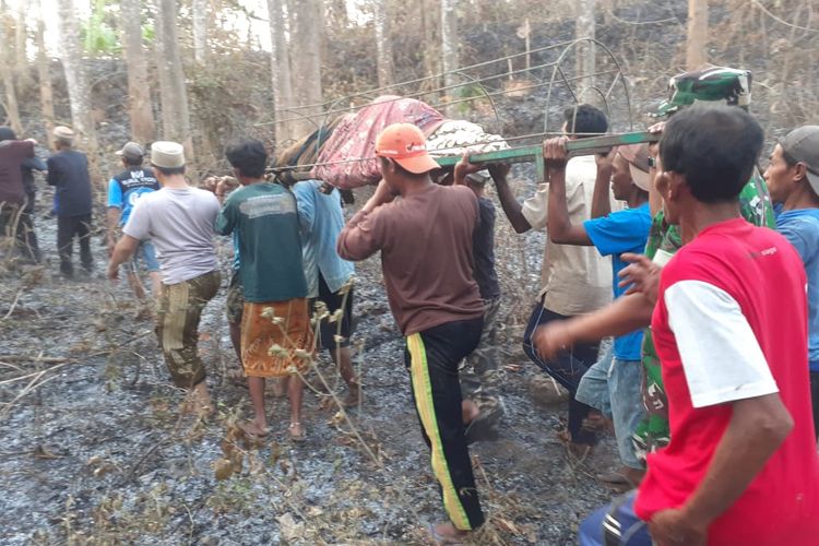 Foto: Jenazah Maryani (75) warga Dusun Karanganyar, Desa Tamansari, Kecamatan Sumbermalang, Kabupaten Situbondo, Provinsi Jawa Tumur yang tewas terpanggang api akibat kebakaran lahan pada Senin (14/8/2023).