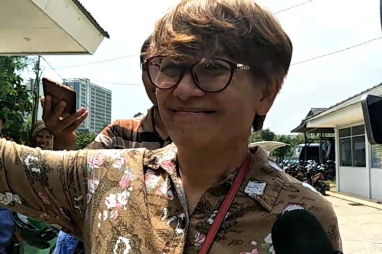 Ibunda Jupiter Fortissimo, Ance, saat ditemui usai menjenguk putranya di Lembaga Permasyarakatan Tangerang, Jumat (13/4/2018).