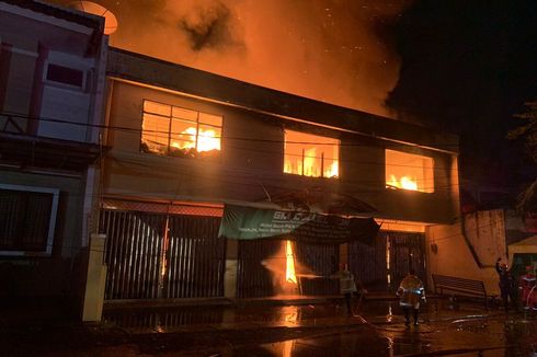 Kobaran Api Lahap Toko Oleh-oleh Haji dan Pakaian Muslim di Karawang