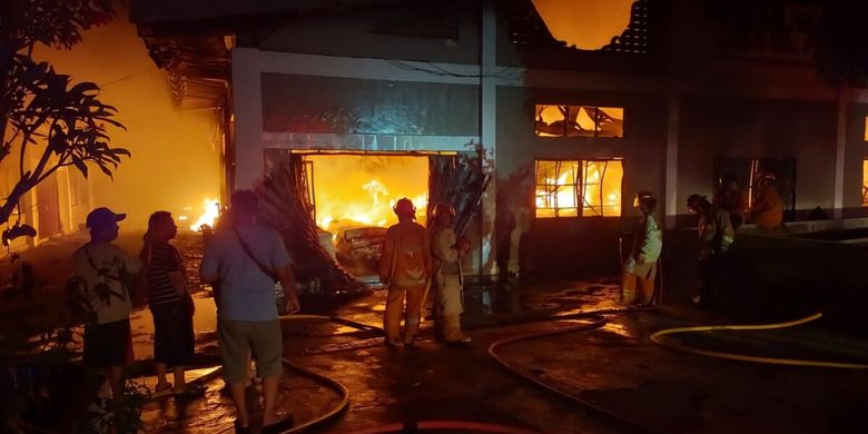 Puluhan Warga Geruduk Pabrik Sarung Tangan, Tuding Polusi Udara Akibat Cangkang Sawit