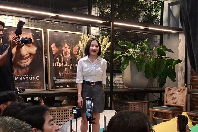 Prilly Latuconsina Belajar Bahasa Arab untuk Film Minal Aidin Mohon Maaf Minta Rizki 