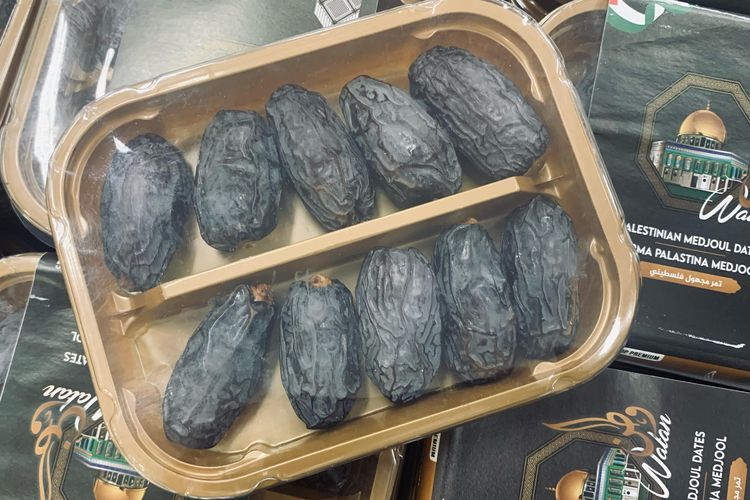 Kurma Medjool menjadi salah satu kurma premium yang paling dicari karena teksturnya yang lembut dan empuk, berbeda dengan kurma pada umumnya. engan memiliki rasa manis dengan ukuran lebih besar, sekitar tiga hingga empat kali lipat dari kurma biasa. 