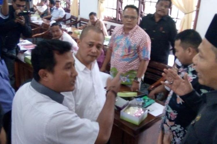 Pengurus Paguyuban Kades Demang Bintoro,  kabupaten Demak saat adu mulut dengan anggota DPRD Demak,  seusai rapat koordinasi di ruang rapat pimpinan, Rabu (25/1/2017) siang 