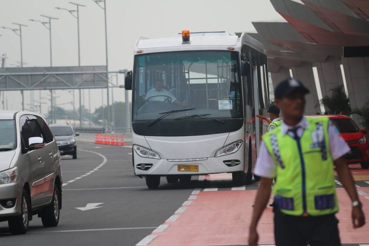 Shuttle bus model lower deck beroperasi di Bandara Soekarno-Hatta, Tangerang, Senin (29/5/2017).