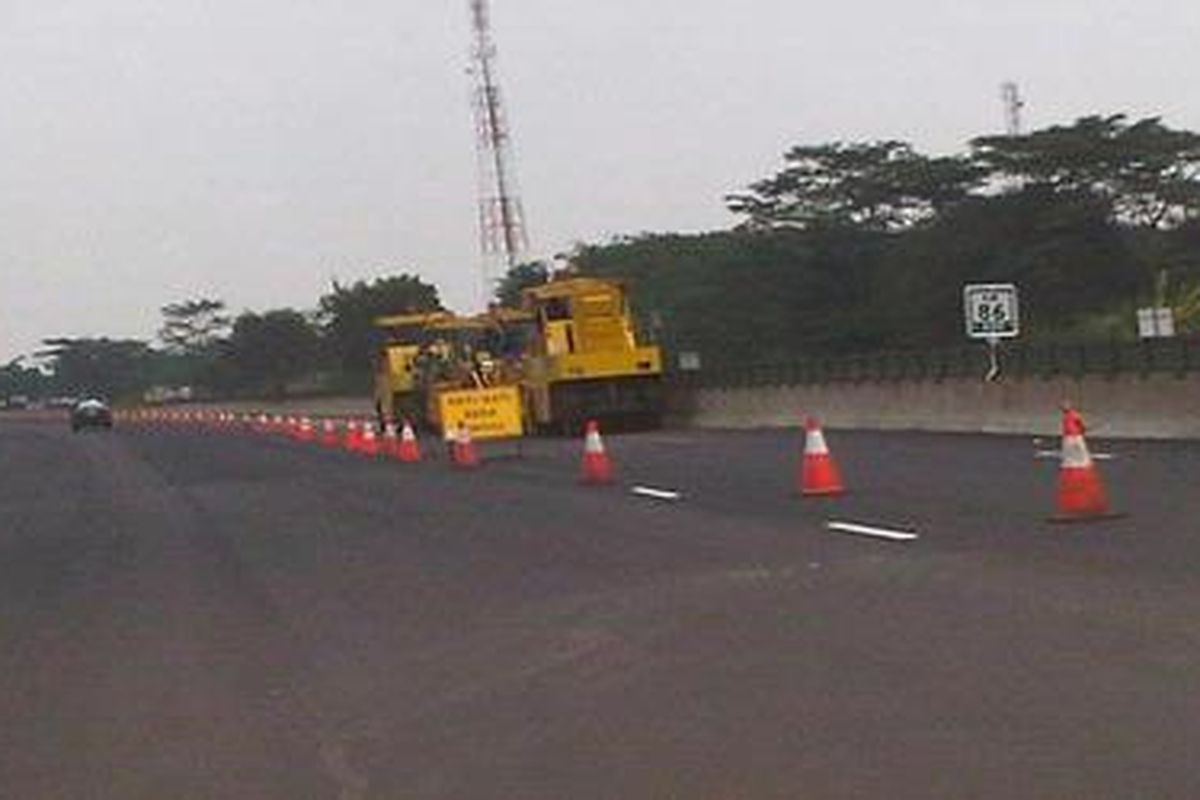 Sejumlah pekerja melakukan pengaspalan menggunakan aspal hotmix di Kilometer 86 jalan tol Purbaleunyi, Minggu (21/8/2011).