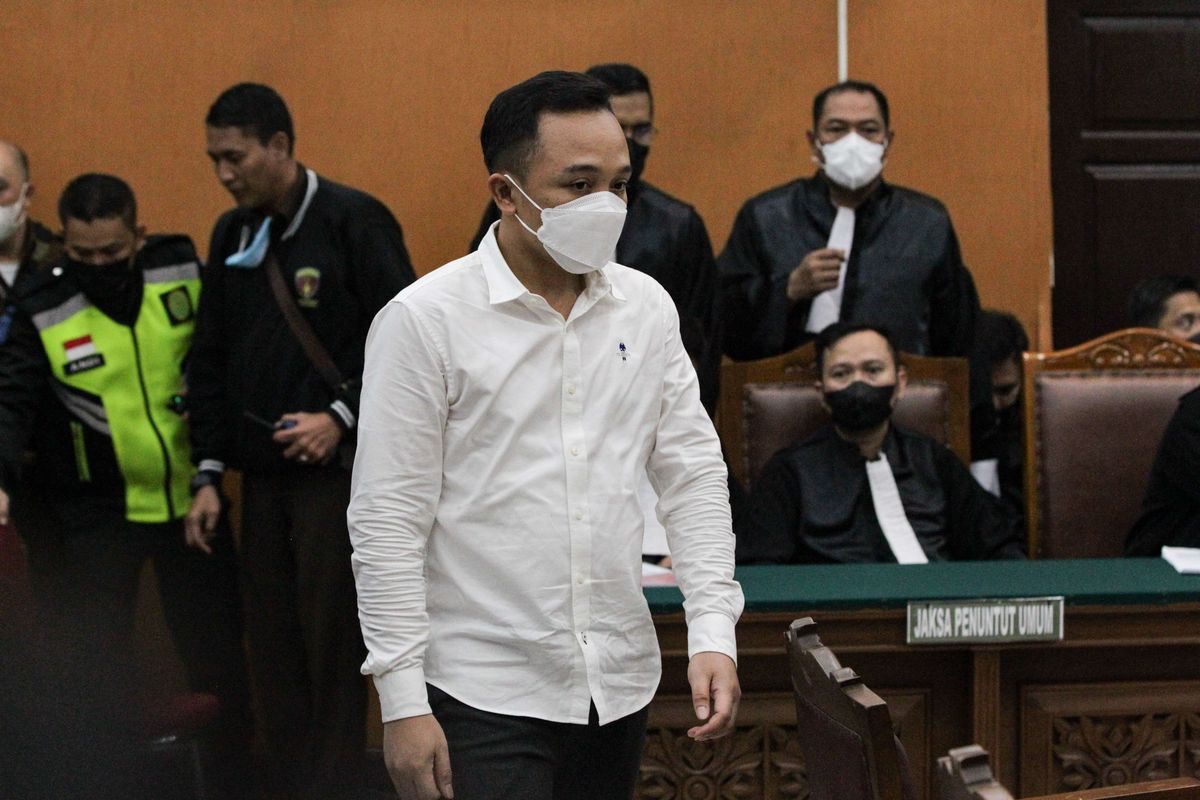 Terdakwa pembunuhan berencana terhadap Nofriansyah Yosua Hutabarat atau Brigadir J, Ricky Rizal atau Bripka RR menjalani sidang pembacaan dakwaan di Pengadilan Negeri Jakarta Selatan, Senin (17/10/2022). Ferdy Sambo bersama dengan Istrinya, Putri Candrawathi, Richard Eliezer, Ricky Rizal dan Kuat Maruf didakwa melakukan pembunuhan berencana terhadap Nofriansyah Yosua Hutabarat atau Brigadir J.