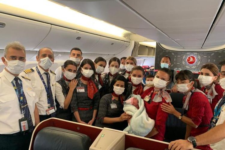 Foto-foto dan rekaman video menunjukkan kru Turkish Airlines menggendong bayi itu dan menyerahkannya kepada ibunya.