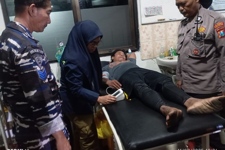 Nelayan Banyuwangi yang terombang-ambing di Selat Bali mendapatkan pemeriksaan medis.