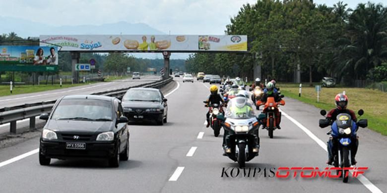 Biker moge di ruas jalan tol Malaysia. 