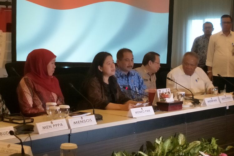 Menteri Koordinator Bidang Pembangunan Manusia dan Kebudayaan (Menko PMK) Puan Maharani saat memberikan keterangan usai rapat koordinasi tingkat menteri terkait penanganan bencana, di Kemenko PMK, Jakarta Pusat, Rabu (29/11/2017). 