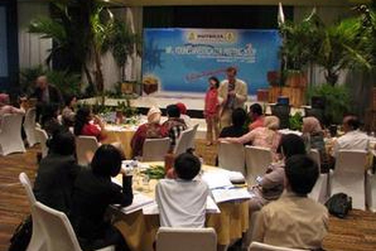 Salah seorang peserta wanita memberikan presentasi dalam acara Youth Investigator Meeting, Nusa Dua Bali, (2/12). 