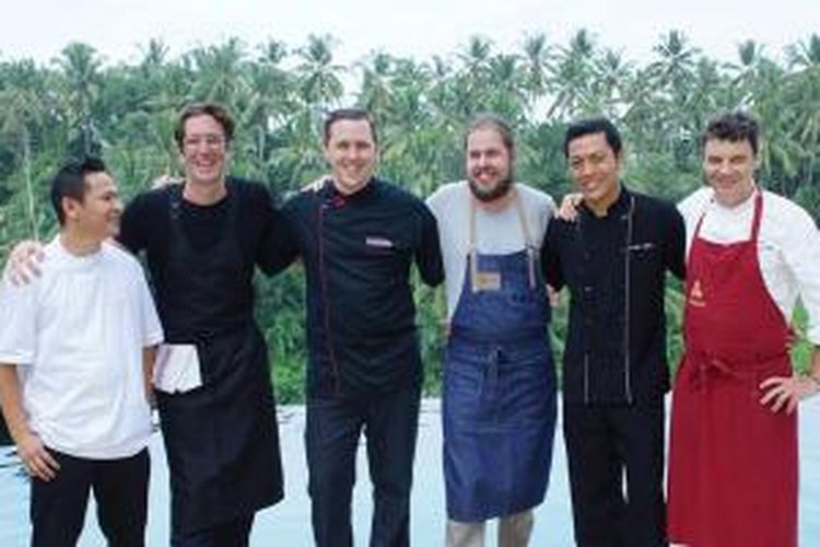 Enam chef terkenal dari 6 restoran terpandang di Ubud menyajikan sajian makan siang dengan pemandangan ngarai areal Ubud, Kabupaten Gianyar, Bali, Sabtu (11/4/2015).