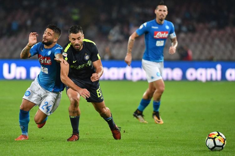 Lorenzo Insigne dan Antonio Candreva berebut bola pada pertandingan Serie A antara Napoli dan Inter Milan di San Paolo, Sabtu (21/10/2017)