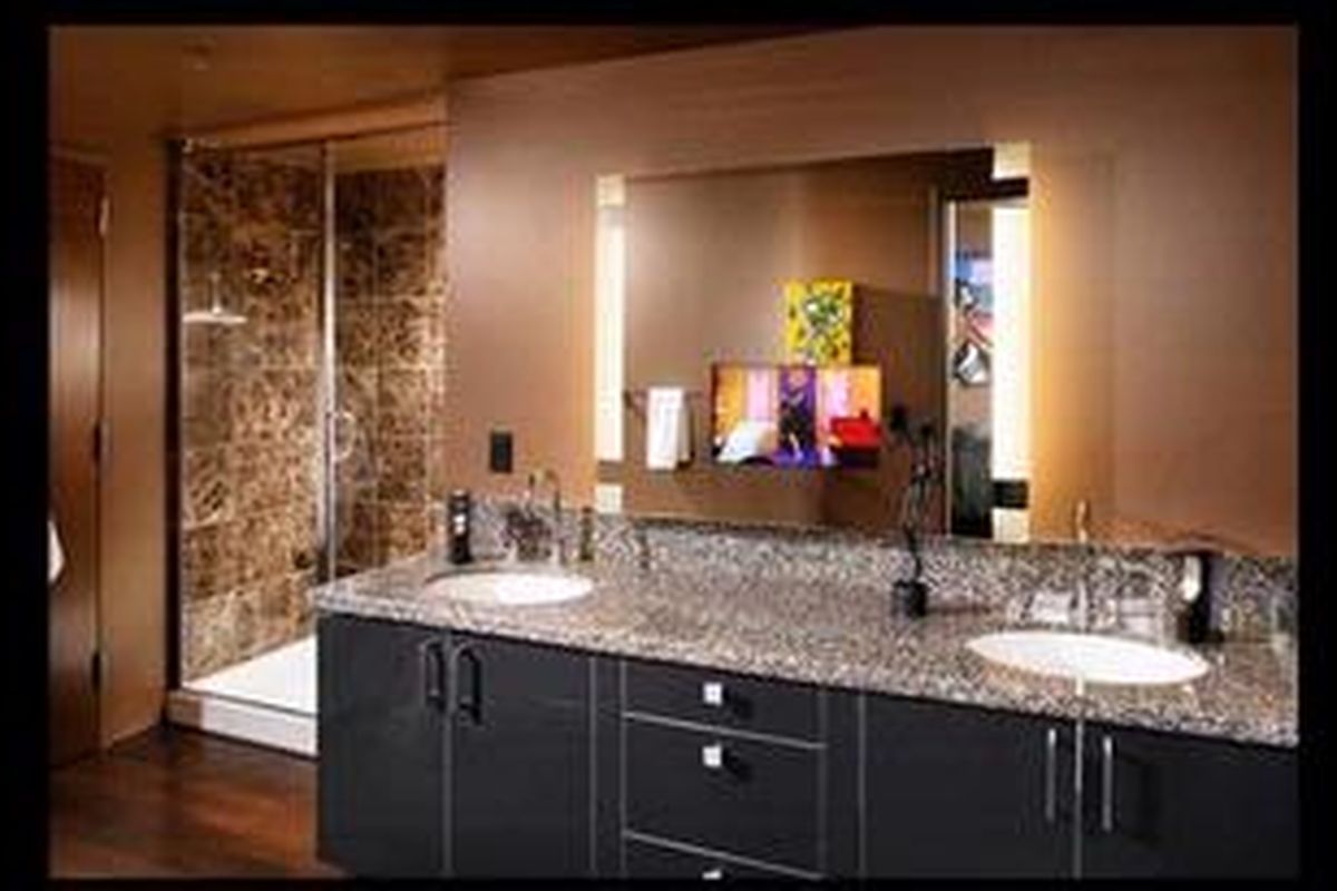 Setidaknya, cermin harus cukup untuk memuat keseluruhan wajah Anda. Jadi, ketika menggosok gigi, bercukur, atau mengenakan make up, Anda tidak akan mengalami kesulitan.