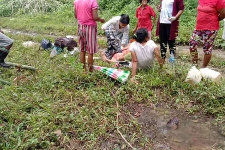 Seorang ibu hamil dari Kampung Baang, Desa Golo Ndari, Kec. Welak, Kab. Manggarai Barat, NTT, Senin, (29/11/2021) melahirrkan di jalan menuju Puskesmas Datak. ibu itu ditandu warga dengan jarak 5 kilometer. (KOMPAS.com/DOK BIDAN DESA GOLO NDARI-PUSKESMAS DATAK)