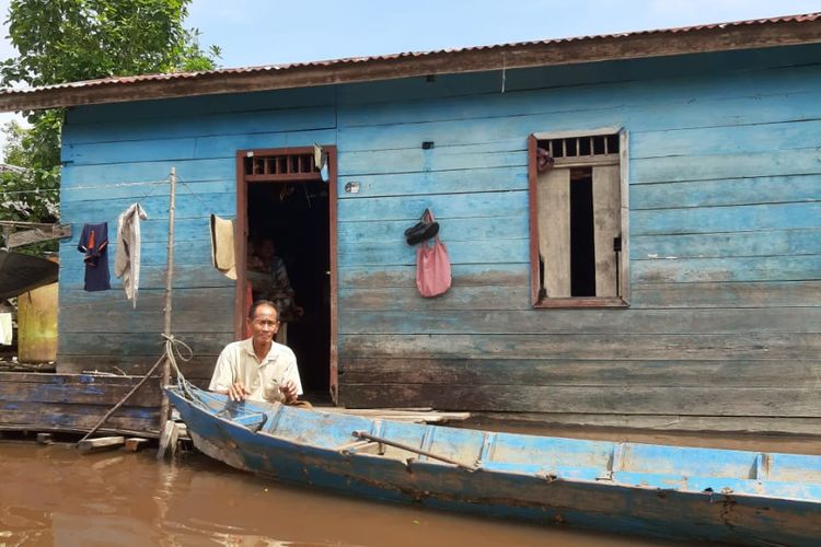 Salah satu warga Kecamatan Sembakung, Nunukan, Kaltara yang menjadi korban banjir rutin kiriman Malaysia