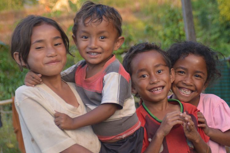 Kecerian anak-anak di Kampung Wajur, Desa Wajur, Kecamatan Kuwus, Kabupaten Manggarai Barat, Nusa Tenggara Timur, Jumat (25/8/2017) sebelum melihat senja di ujung barat Pulau Flores.