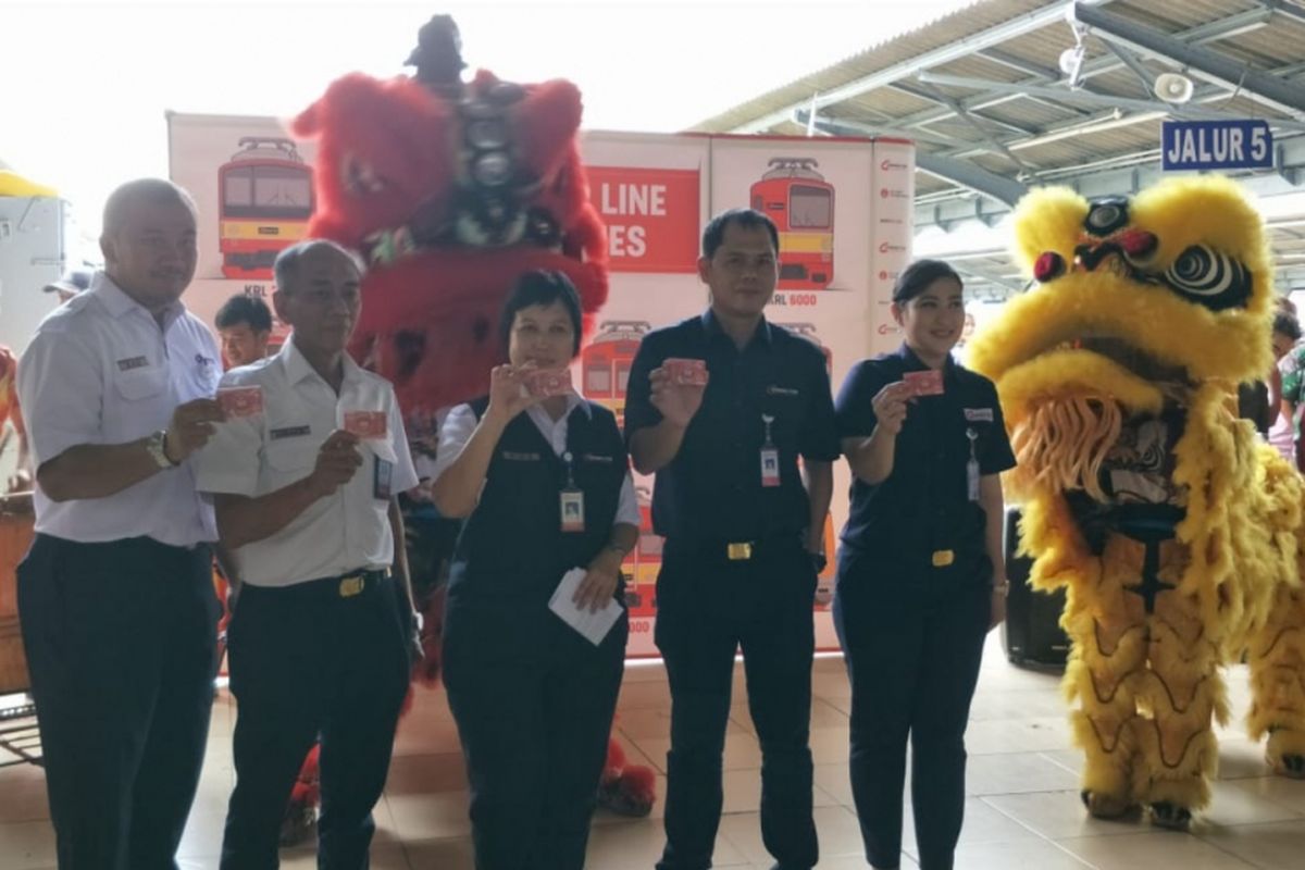 PT. Kereta Commuter Indonesia (KCI) hadirkam pertunjukkam barongsai dalam rangka perayaan Tahun Baru Imlek 2570 di Stasiun Jakarta Kota, Jakarta Barat, Selasa (5/2/2019).