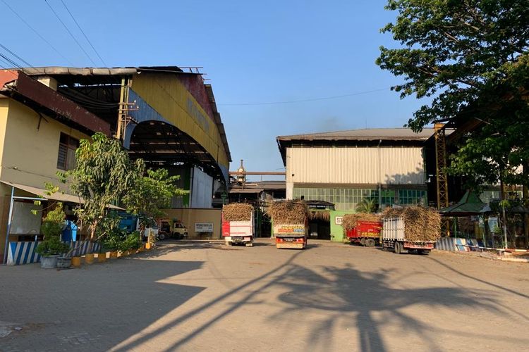 Hasil olah tempat kejadian perkara, Polres Madiun menemukan jasad seorang pegawai tewas terjepit mesin penggiling tebu milik PG Pagotan Madiun. Nampak truk mengangkut tebu sementara antri di lokasi penggilingan tebu milik PG Pagotan Madiun, Senin (4/9/2023).