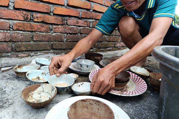 Warga Lombok Barat Temukan Puluhan Keramik Tahun 1836 Saat Gali Liang Lahat