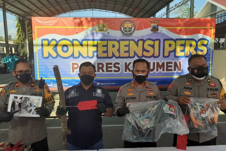 Polisi menunjukkan barang bukti perusakan markas dan kendaraan ormas di Kebumen, Jawa Tengah, Selasa (24/8/2021).