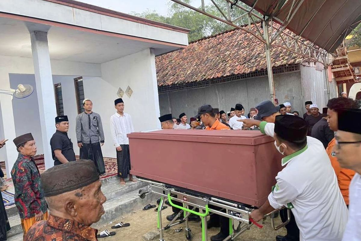 Jenazah tiba di rumah duka