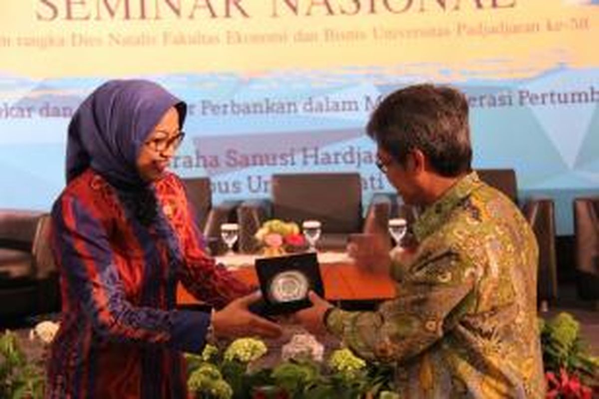 Ketua Dewan Audit merangkap Anggota Dewan Komisioner OJK bidang Audit Internal Manajemen Risiko dan Pengendalian Kualitas Ilya Avianti dan Rektor Universitas Padjajaran Tri Hanggono Achmad menandatangai kerja sama untuk menumbuhkan kesadaran masyarakat terhadap literasi keuangan.