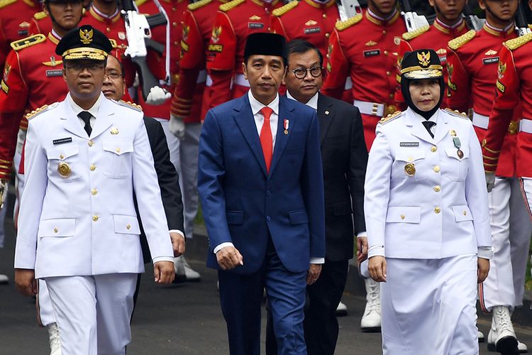 Presiden Joko Widodo (tengah) bersama Gubernur Nusa Tenggara Barat (NTB) terpilih Zulkifliemansyah (kiri) dan Wakil Gubernur terpilih Sitti Rohmi Djalilah (kanan) mengikuti prosesi kirab di Kompleks Istana Kepresidenan, Jakarta, Rabu (19/9/2018). Presiden Joko Widodo melantik  Zulkifliemansyah dan Sitti Rohmi Djalilah menjadi gubernur dan wakil gubernur NTB periode 2018-2023.