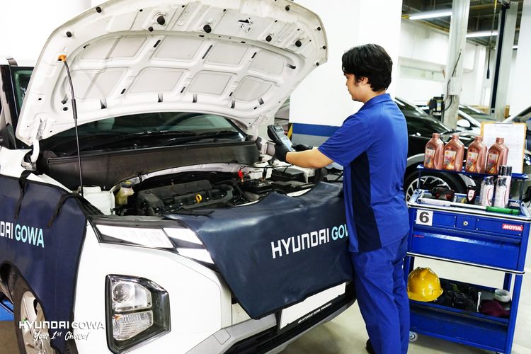 Teknisi Hyundai Gowa sedang memperbaiki mobil