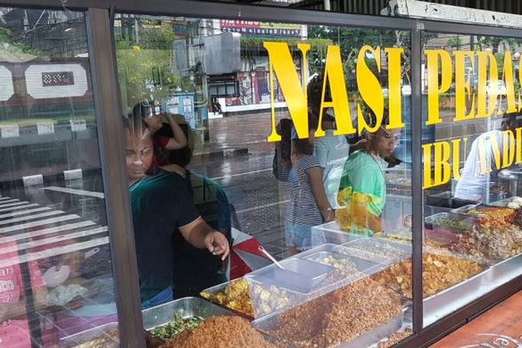 Gerai Nasi Pedas Ibu Andika di Bali.