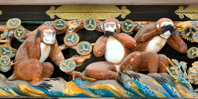 Relief yang menceritakan tiga monyet bijak di kuil Nikko Toshogu di Nikko, Jepang.